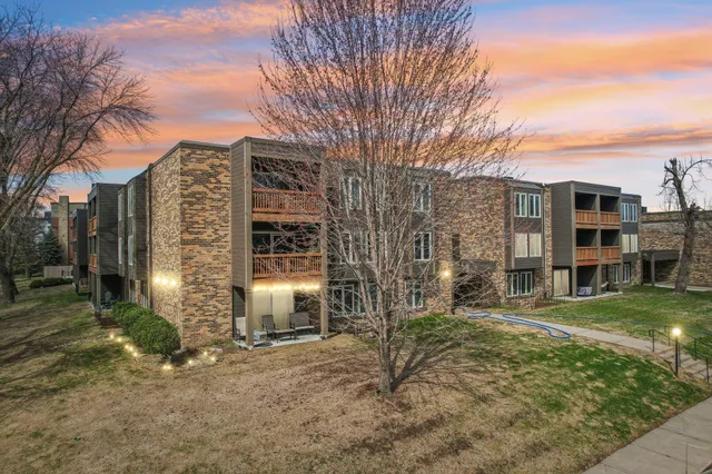 $185,000 | 450 Ford Road, Unit 111, St. Louis Park, MN 55426