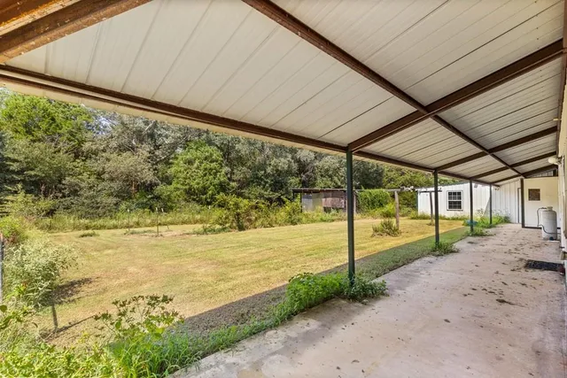 a view of a backyard