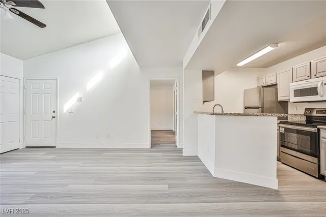 $1,400 | 5166 South Jones Boulevard, Unit 204, Las Vegas, NV 89118