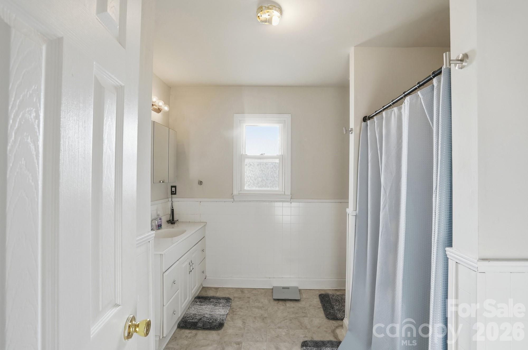 211 Ratchford Farm Road Gastonia, NC 28056 - Photo 13 of 24 a bathroom with a sink a toilet and a bathtub