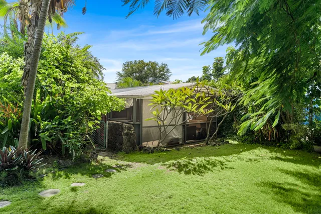 a view of a backyard