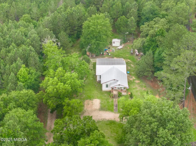a view of house with a big yard