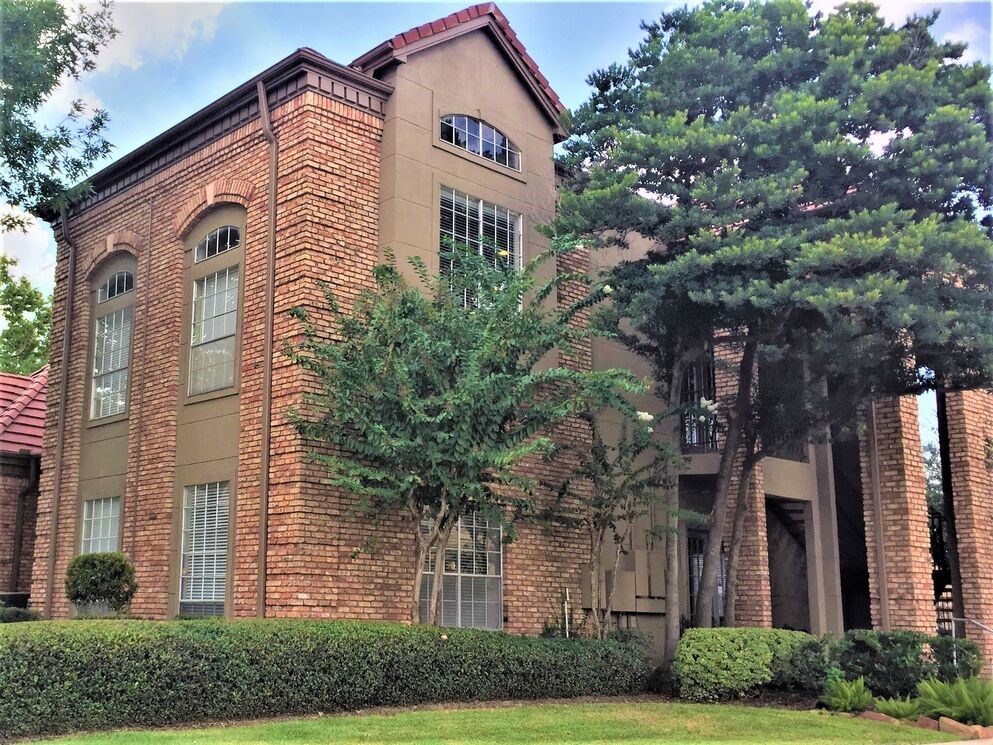 3400 Edloe Street, Unit 712 Houston, TX 77027 - Photo 8 of 13 a front view of a house with a garden