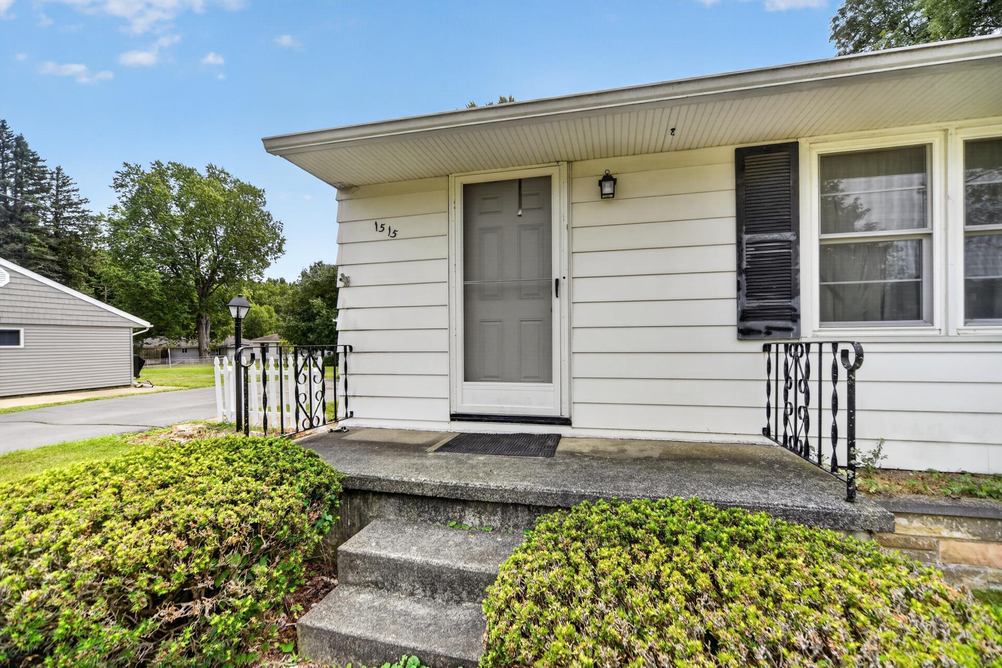 1515 Devonshire Road Jackson, MI 49203 - Photo 14 of 47 Dev entry