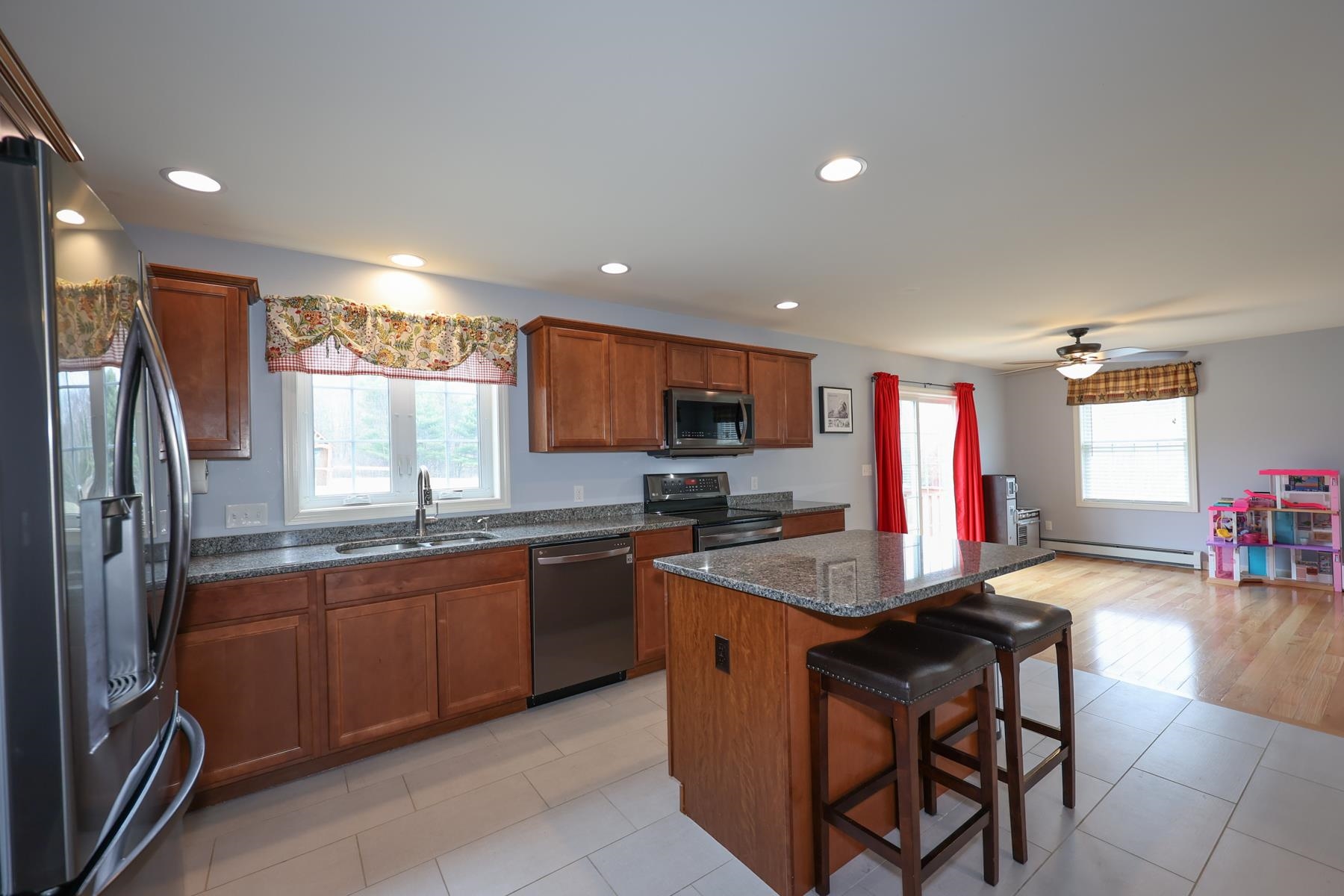 73 Nottingham Road Raymond, NH 03077 - Photo 8 of 37