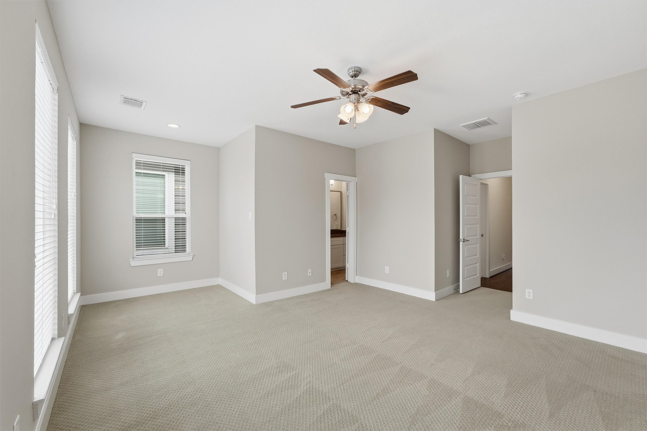 5326 Darling Street Houston, TX 77007 - Photo 14 of 31 Front secondary bedroom with a walk in closet and a jack & jill bath.