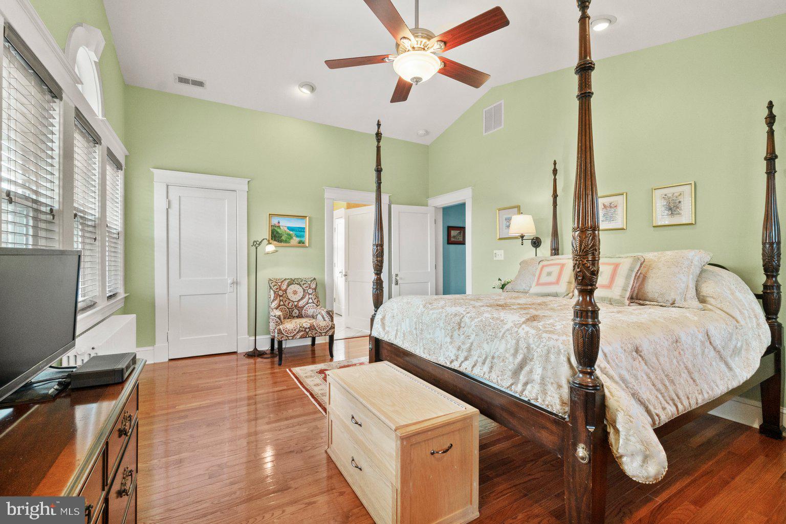 4215 Kensington Road Baltimore, MD 21229 - Photo 23 of 60 Primary bedroom with full bath & walk in closet