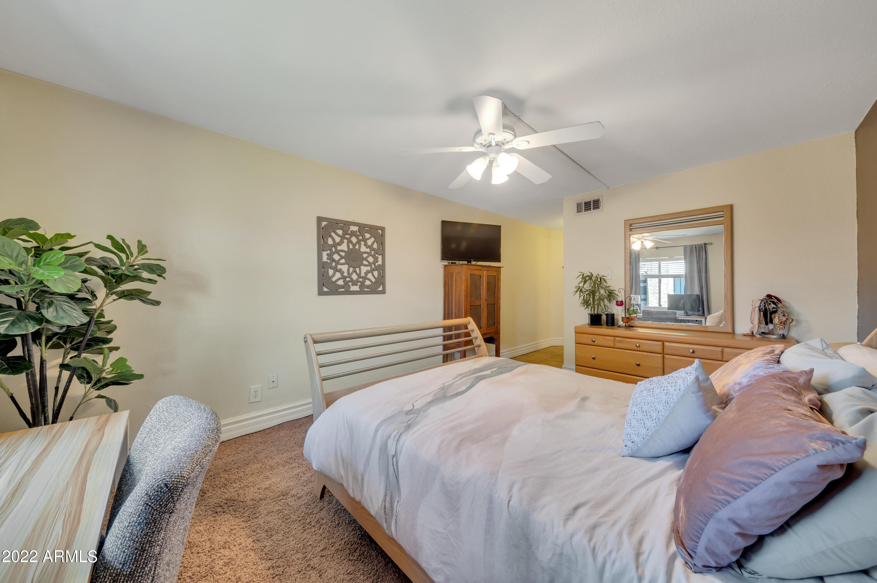 3825 East Camelback Road, Unit 262 Phoenix, AZ 85018 - Photo 24 of 37 Primary bedroom