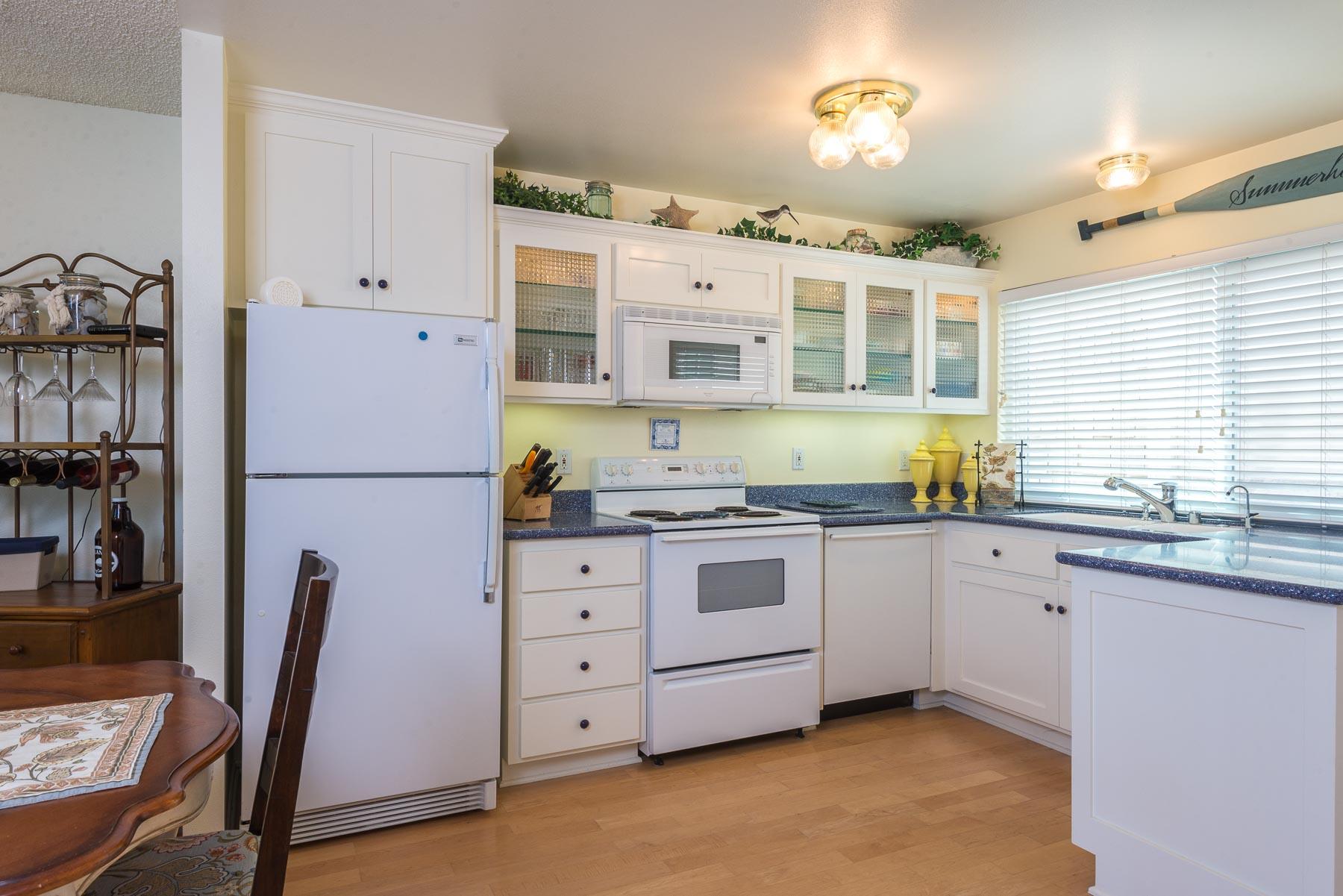 4700 Sandyland Road, Unit 59 Carpinteria, CA 93013 - Photo 3 of 12 Kitchen