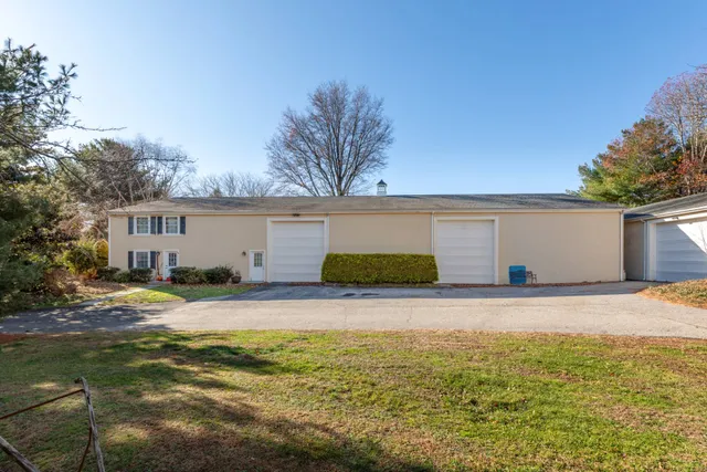 a view of a yard with a house