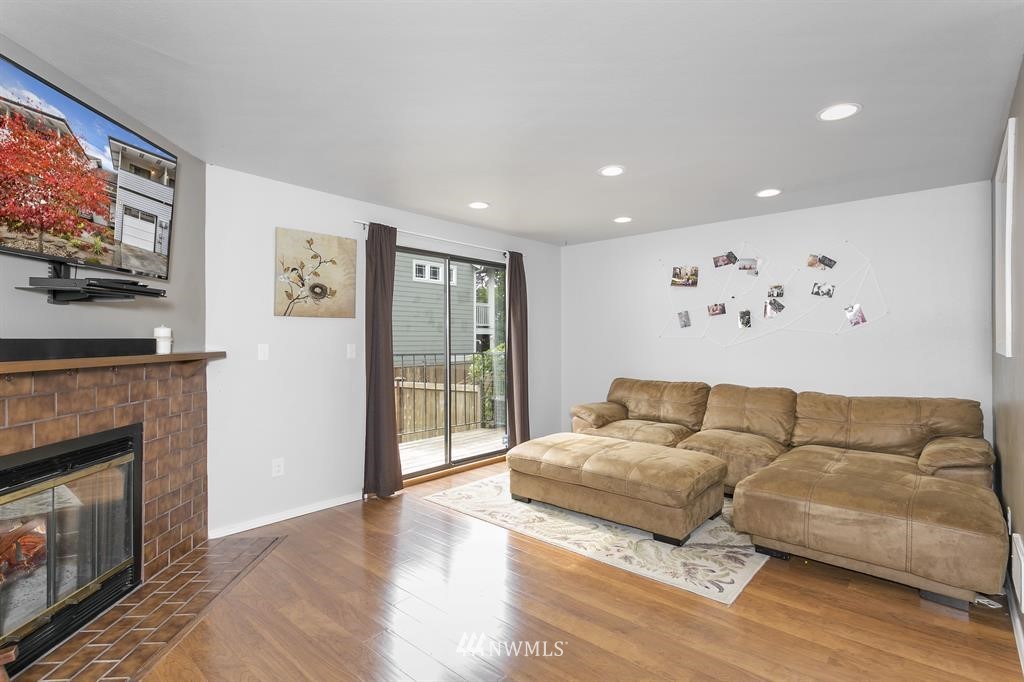 4105 Northeast 5th Street, Unit 4105 Renton, WA 98059 - Photo 3 of 17