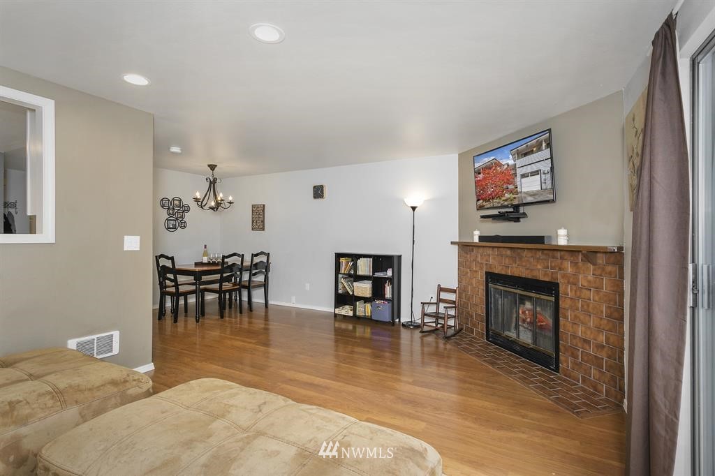 4105 Northeast 5th Street, Unit 4105 Renton, WA 98059 - Photo 4 of 17