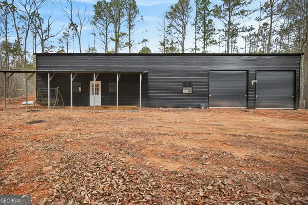 a view of a back yard