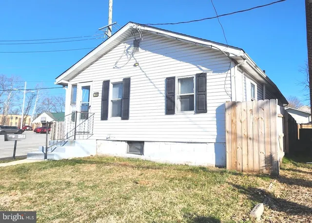 a view of a backyard of the house