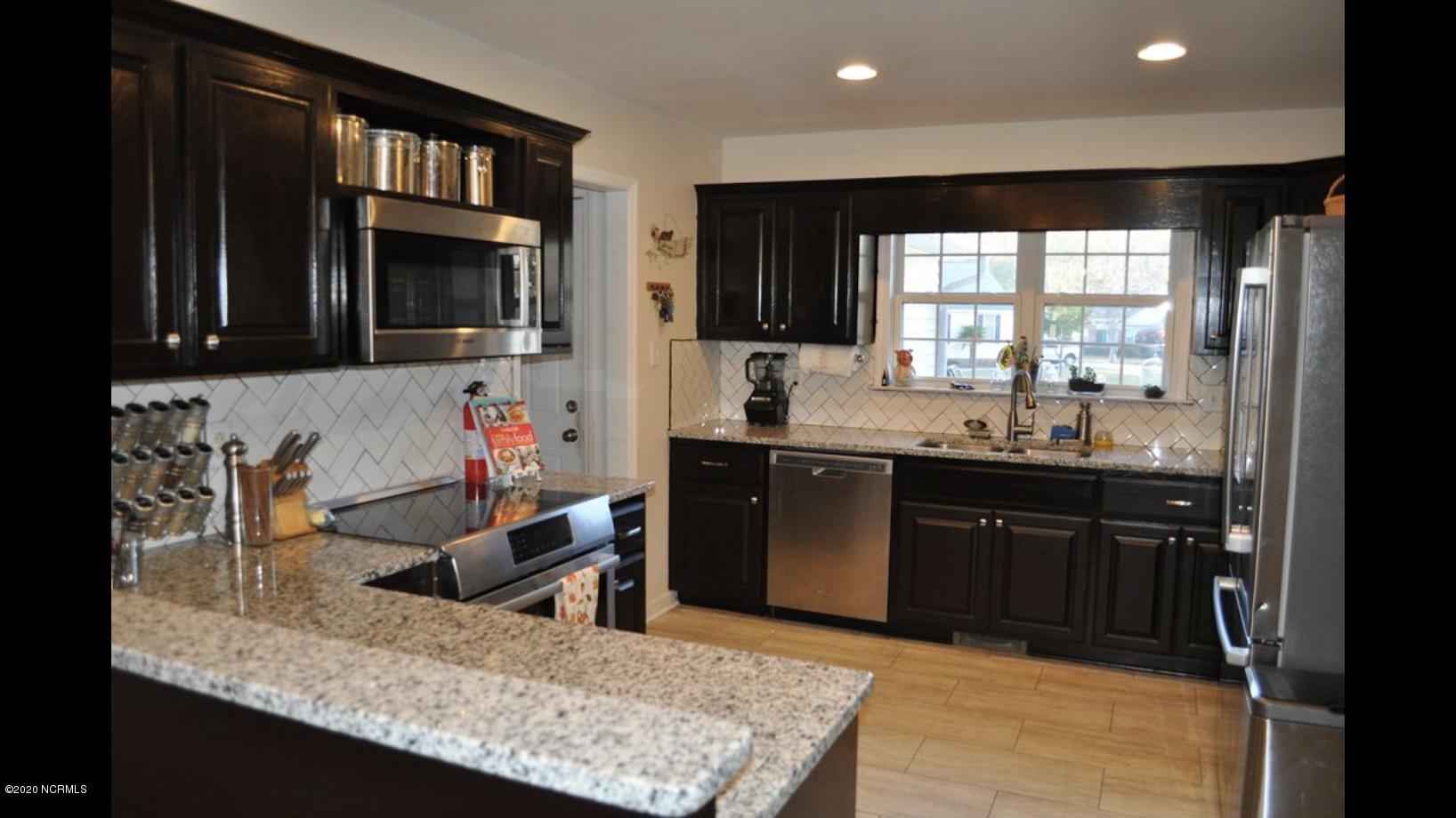 216 Stony Branch Road New Bern, NC 28562 - Photo 8 of 24 kitchen