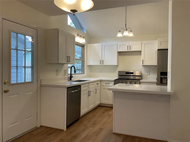 $2,100 | 28 East Lance Leaf Road, The Woodlands, TX 77381