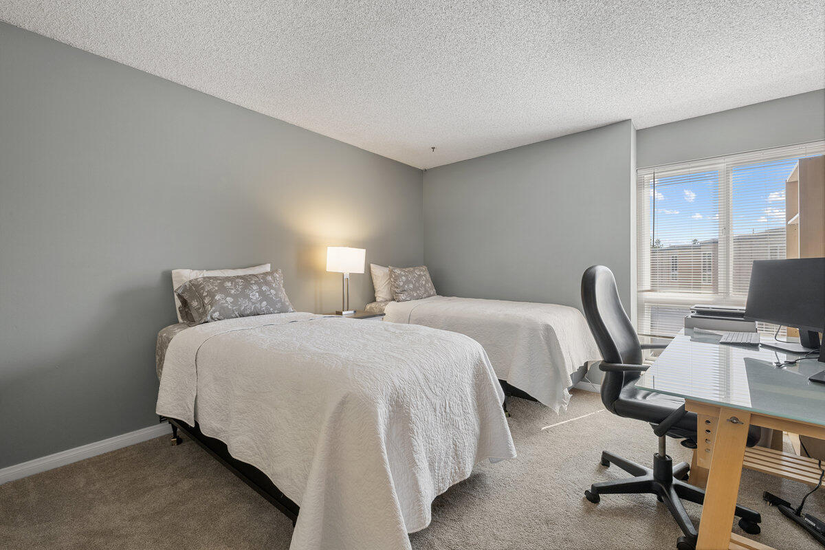 4700 Sandyland Road, Unit 23 Carpinteria, CA 93013 - Photo 14 of 26 a bedroom with bed and a computer on the desk