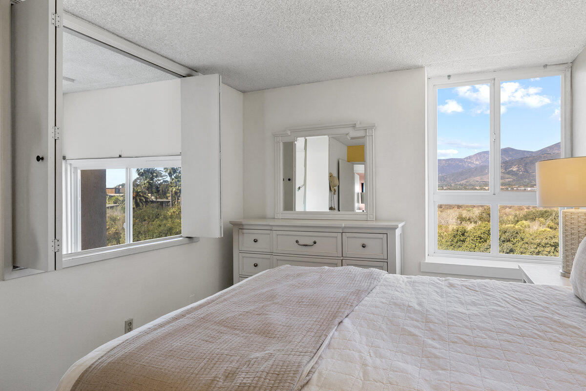 4700 Sandyland Road, Unit 23 Carpinteria, CA 93013 - Photo 16 of 26 a spacious bedroom with a large bed and a window
