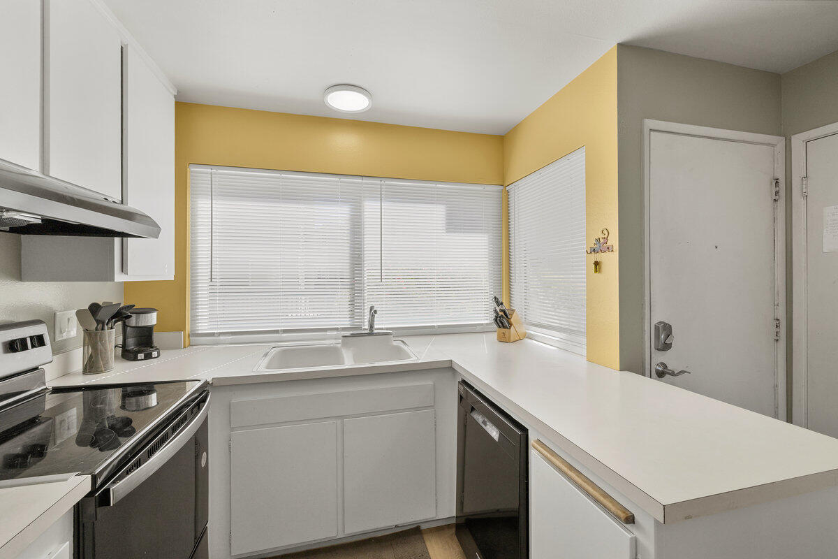 4700 Sandyland Road, Unit 23 Carpinteria, CA 93013 - Photo 5 of 26 a kitchen with a sink and a window