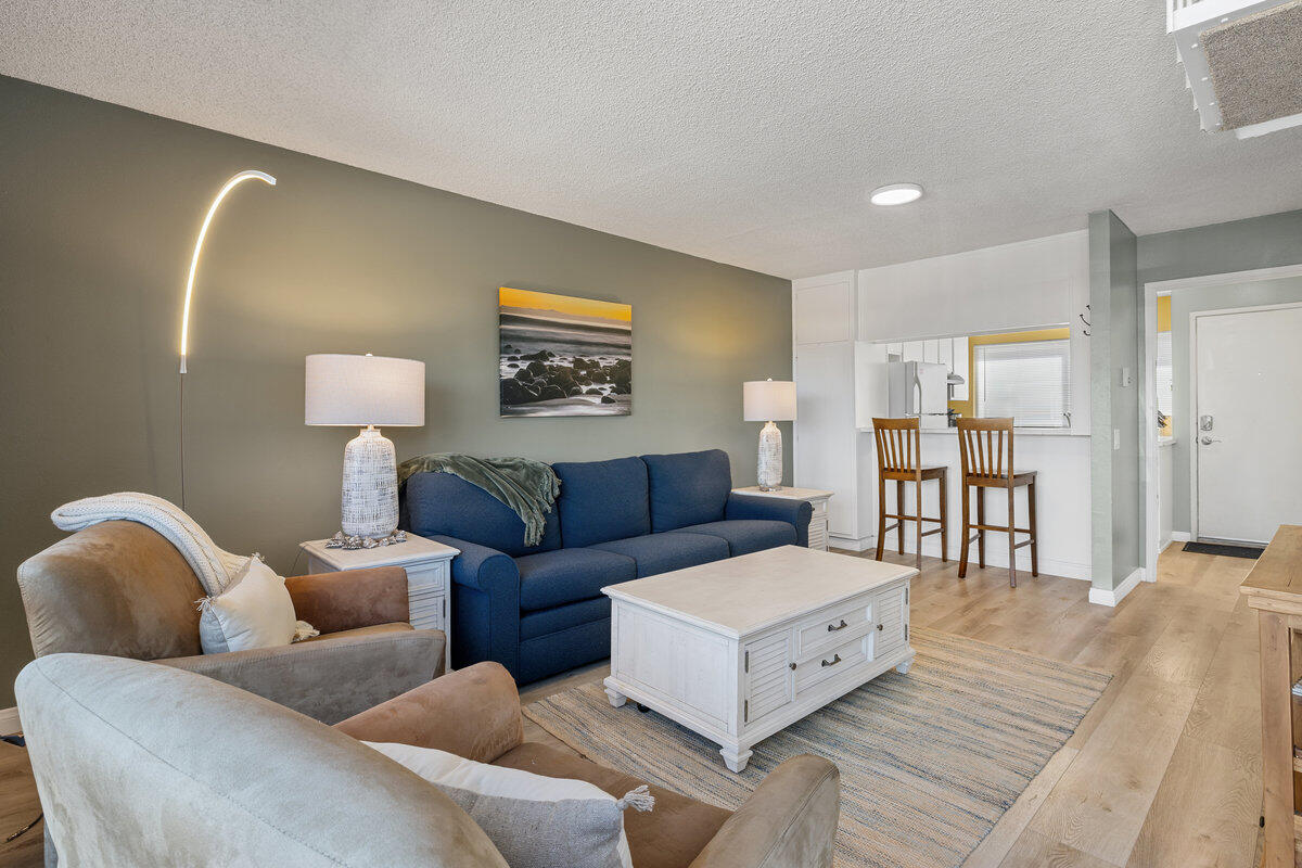 4700 Sandyland Road, Unit 23 Carpinteria, CA 93013 - Photo 10 of 26 a living room with furniture and a table