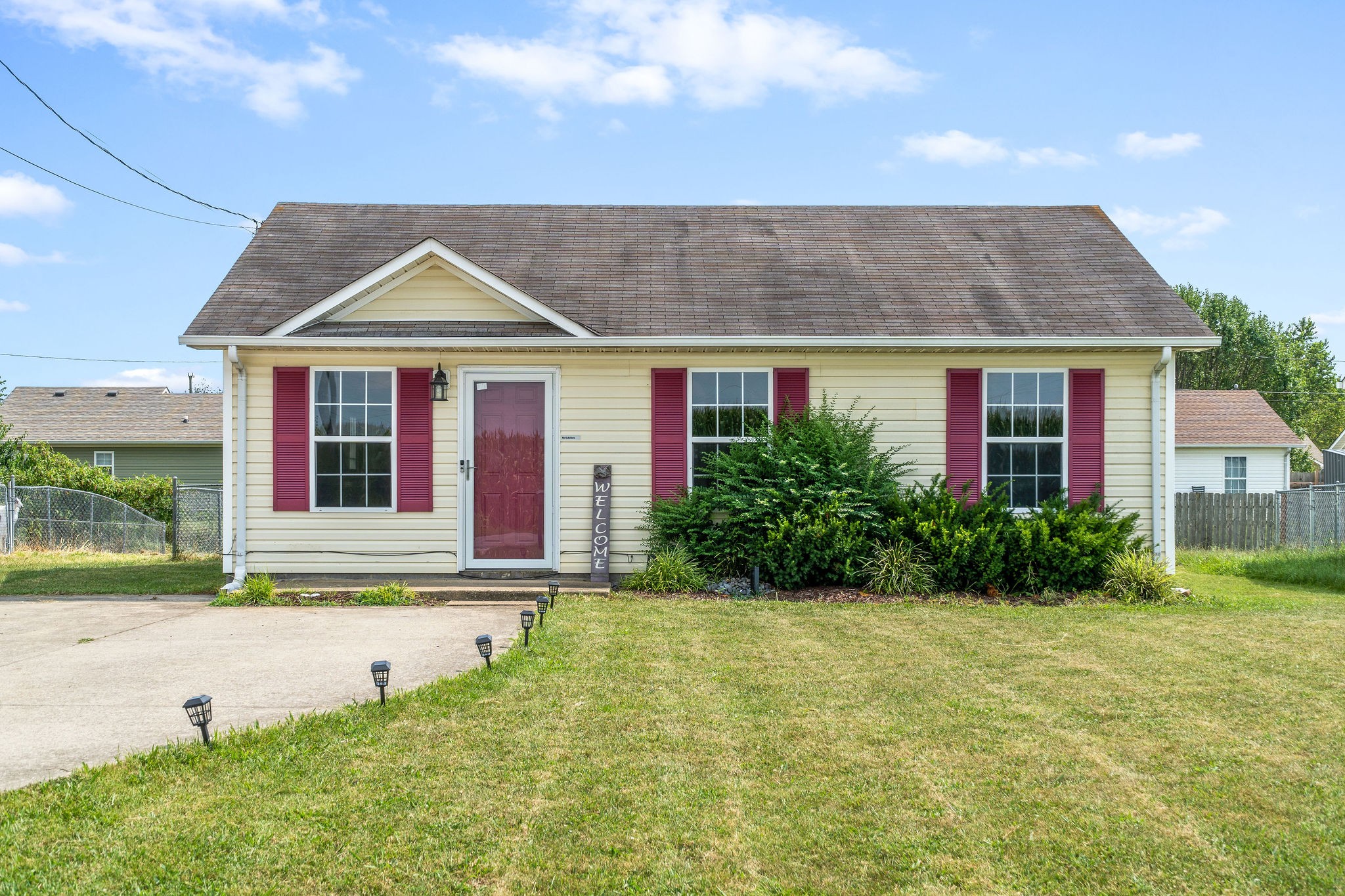 963 State Line Road Oak Grove, KY 42262 - Photo 1 of 33 a front view of a house with garden