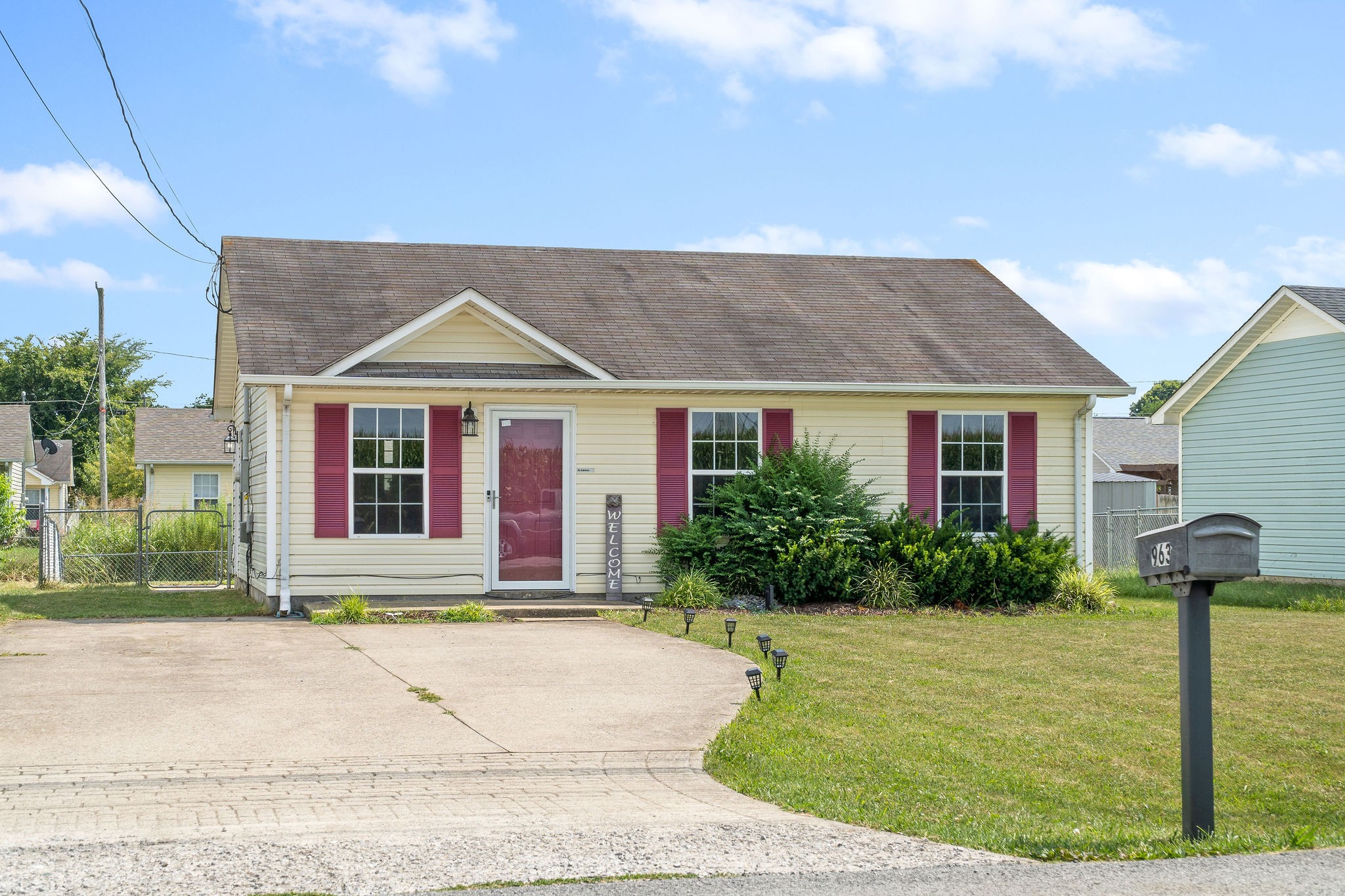 963 State Line Road Oak Grove, KY 42262 - Photo 2 of 33 a front view of a house with garden
