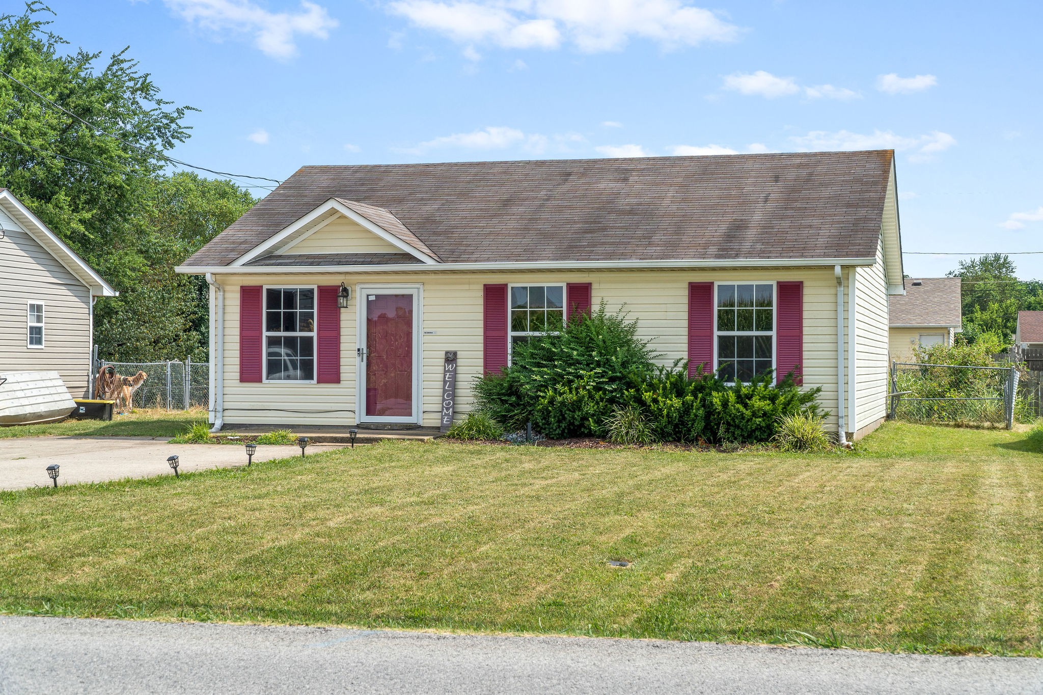 963 State Line Road Oak Grove, KY 42262 - Photo 3 of 33 a front view of a house with garden