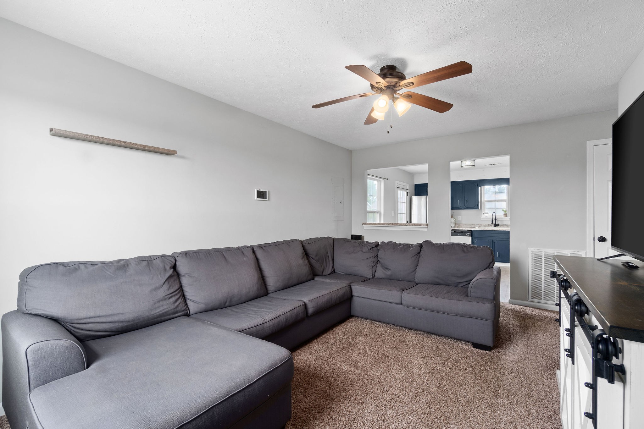 963 State Line Road Oak Grove, KY 42262 - Photo 6 of 33 a living room with furniture