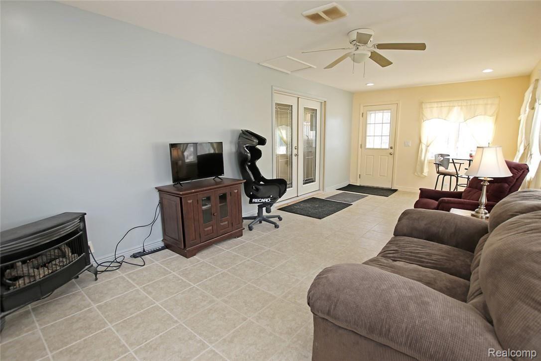11413 Kipp Road Goodrich, MI 48438 - Photo 22 of 47 22) Side Porch Room.jpg