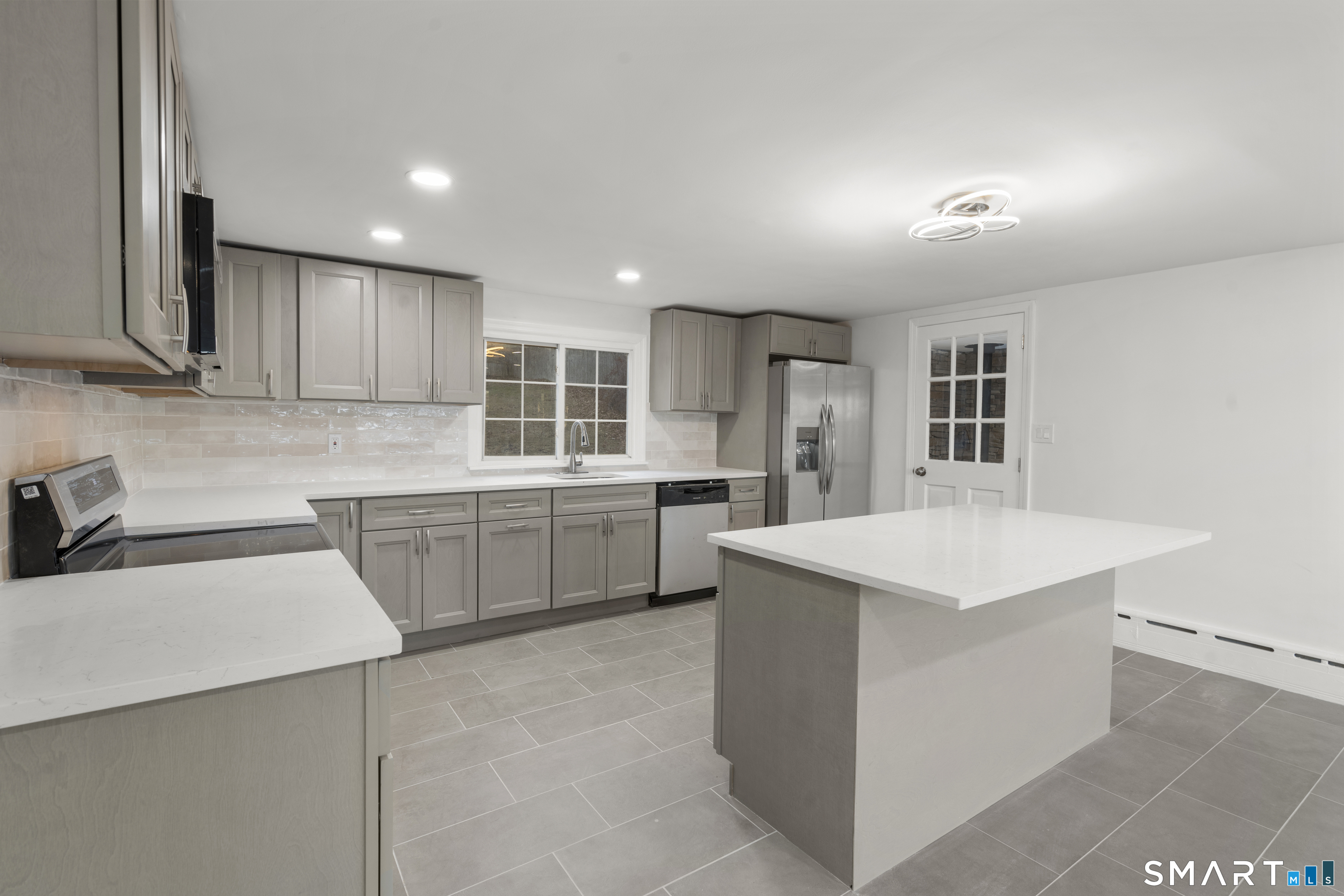 311 Colonial Street Watertown, CT 06779 - Photo 10 of 37