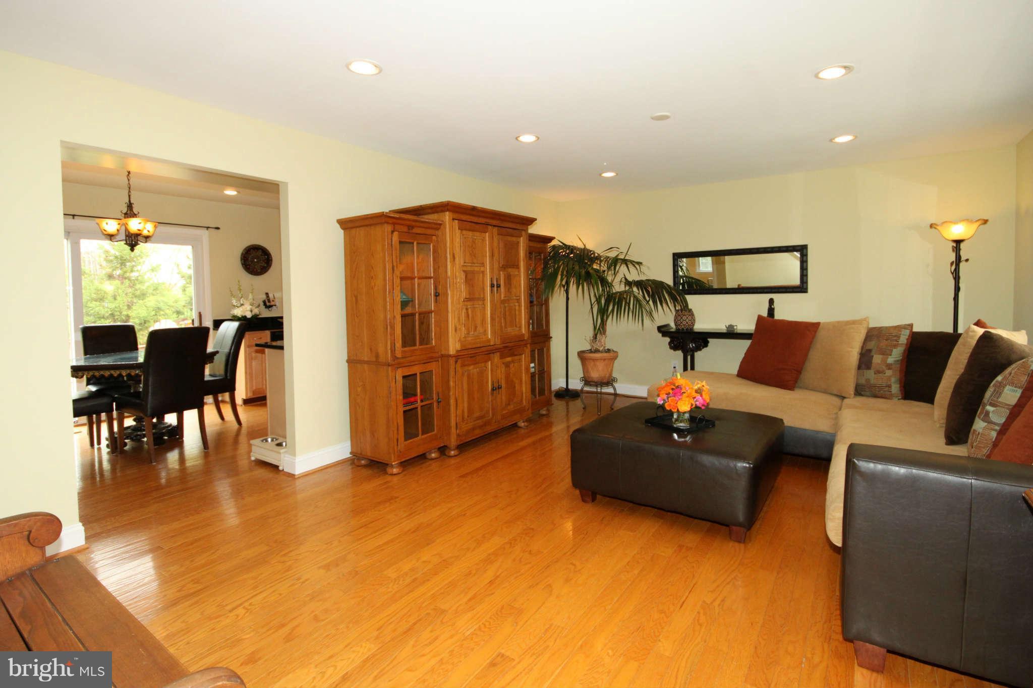 13112 Poplar Tree Road Fairfax, VA 22033 - Photo 2 of 29 Living Room