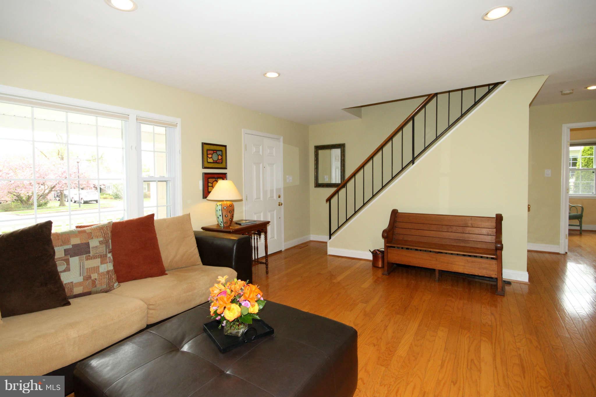 13112 Poplar Tree Road Fairfax, VA 22033 - Photo 3 of 29 Living Room