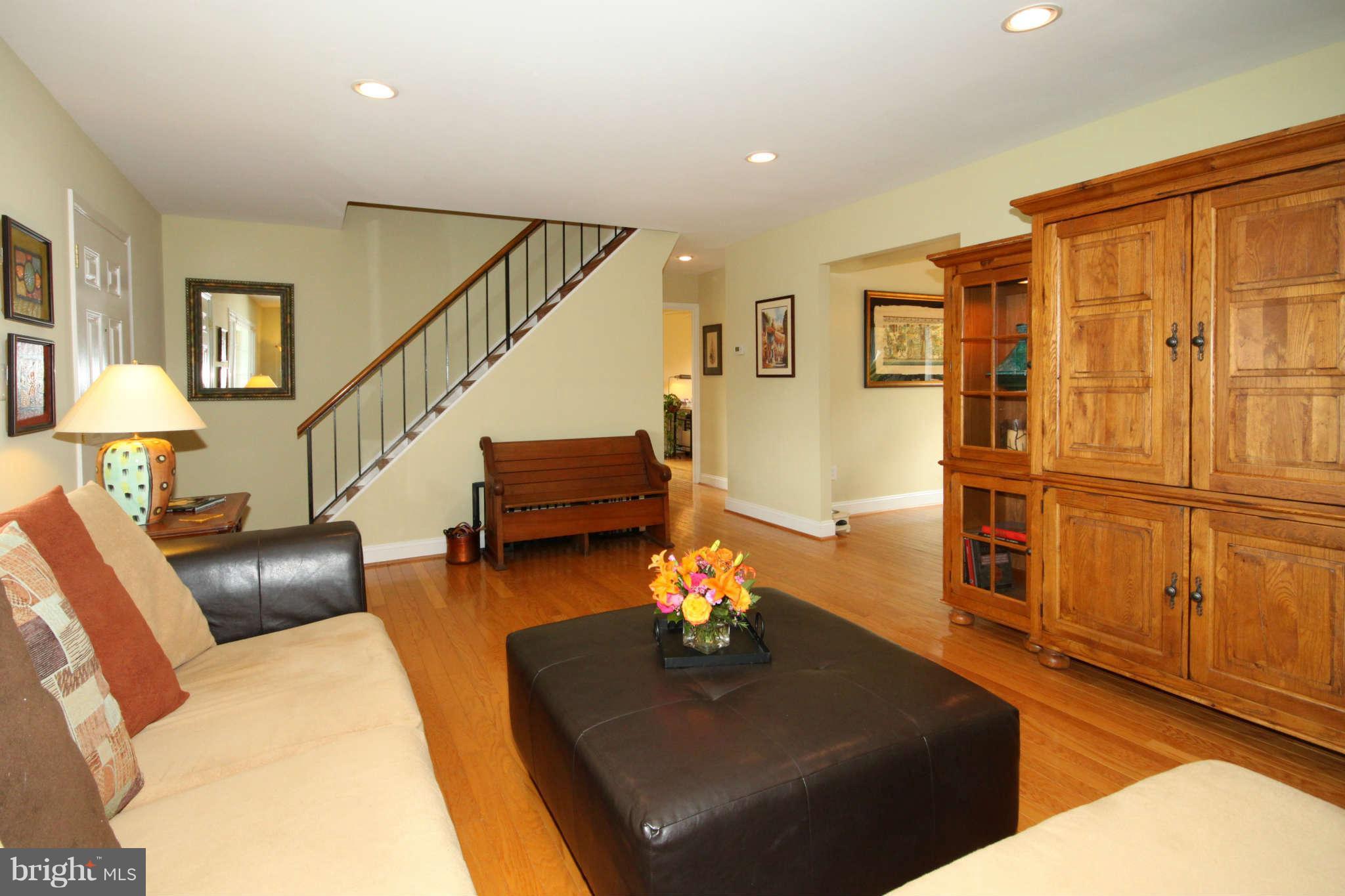 13112 Poplar Tree Road Fairfax, VA 22033 - Photo 4 of 29 Living Room