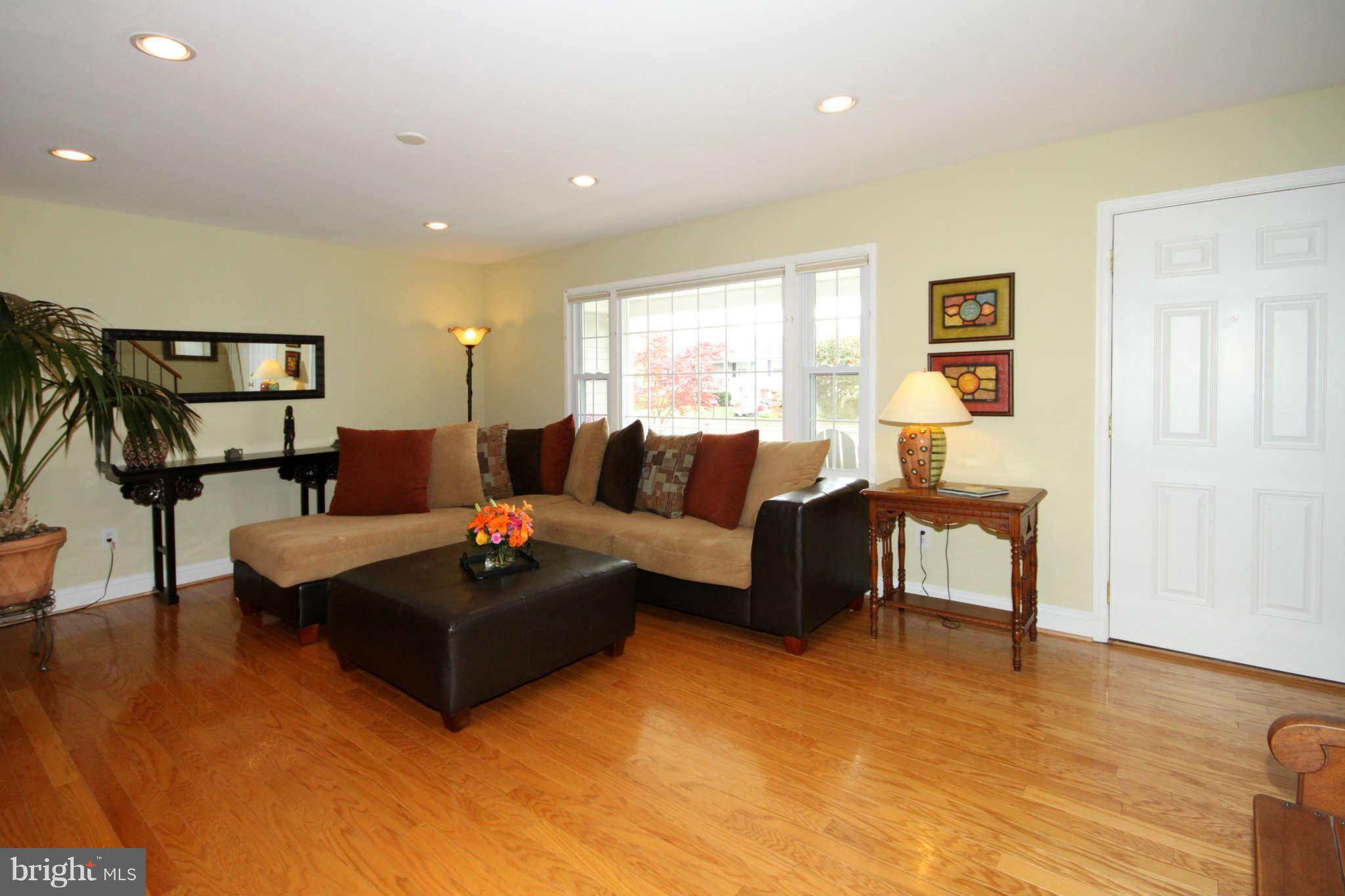 13112 Poplar Tree Road Fairfax, VA 22033 - Photo 5 of 29 Living Room