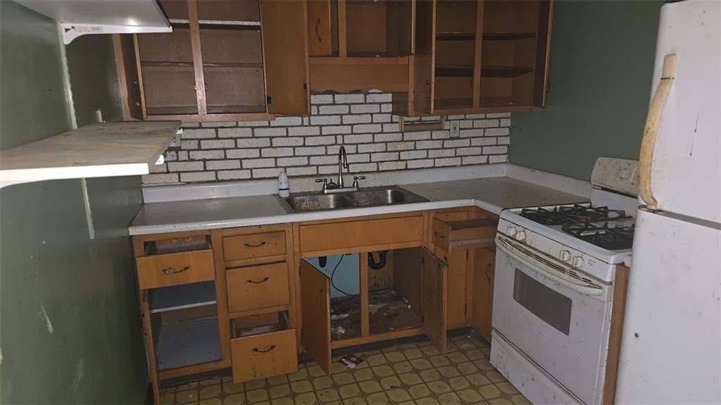 1131 Hamil Road Verona, PA 15147 - Photo 3 of 9 Gallery Image 3