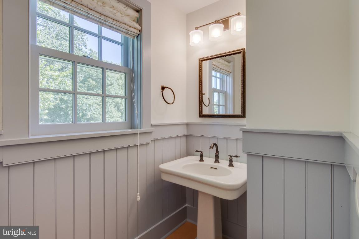 1201 Gold Mine Road Brookeville, MD 20833 - Photo 19 of 61 Powder room