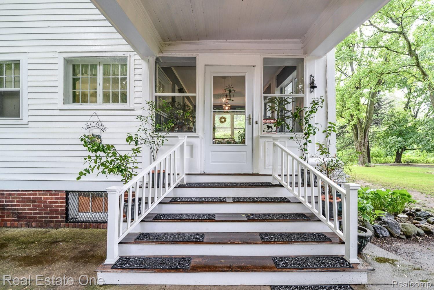 8775 Water Road Holly, MI 48442 - Photo 12 of 59 Covered Entrance to porch