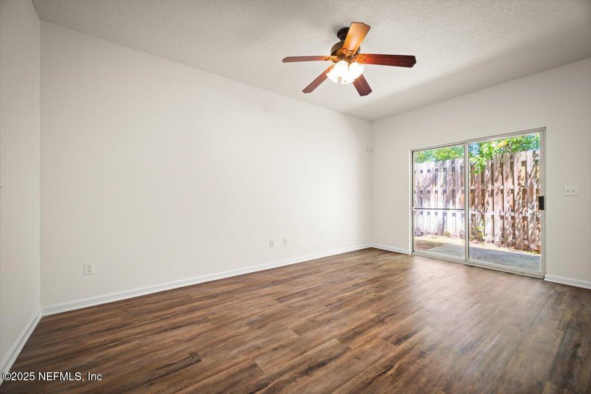 5260 Collins Road, Unit 1301 Jacksonville, FL 32244 - Photo 11 of 33 Living room