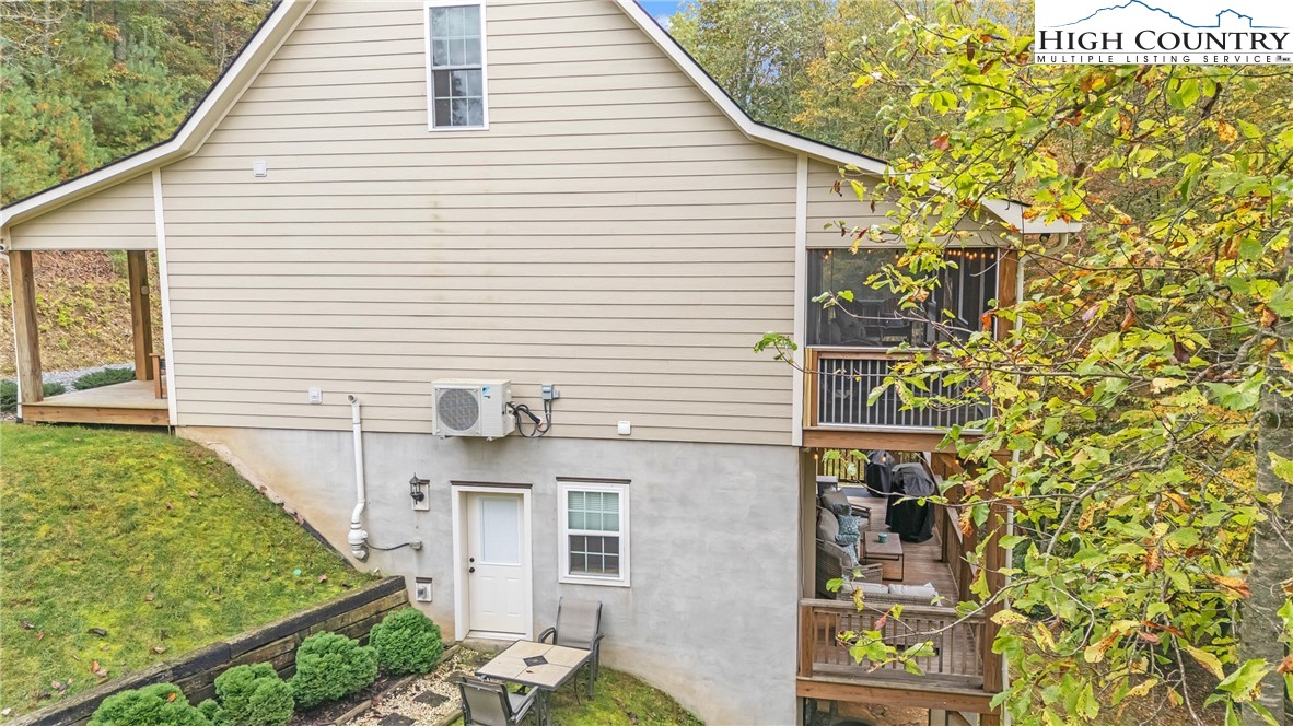 201 Eagles Nest Trail West Jefferson, NC 28694 - Photo 4 of 43 a balcony with table and chairs