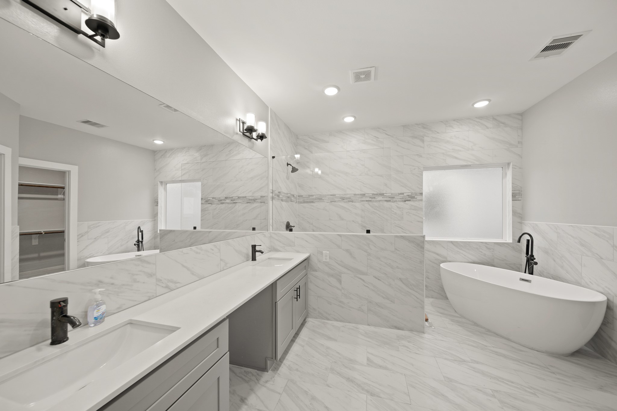 507 Carl Street Houston, TX 77009 - Photo 17 of 25 a spacious bathroom with a double vanity sink mirror and bathtub