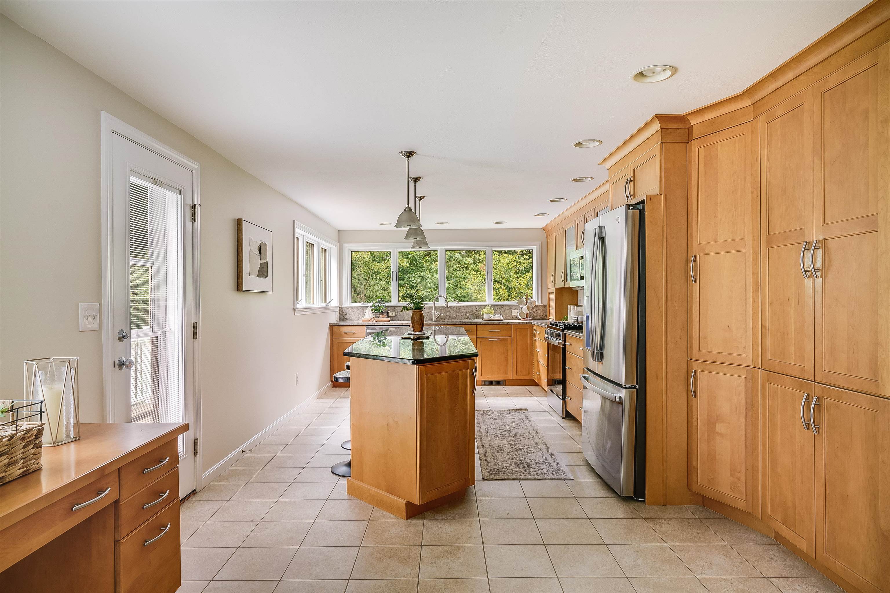 15 Rene Drive Nashua, NH 03062 - Photo 4 of 32