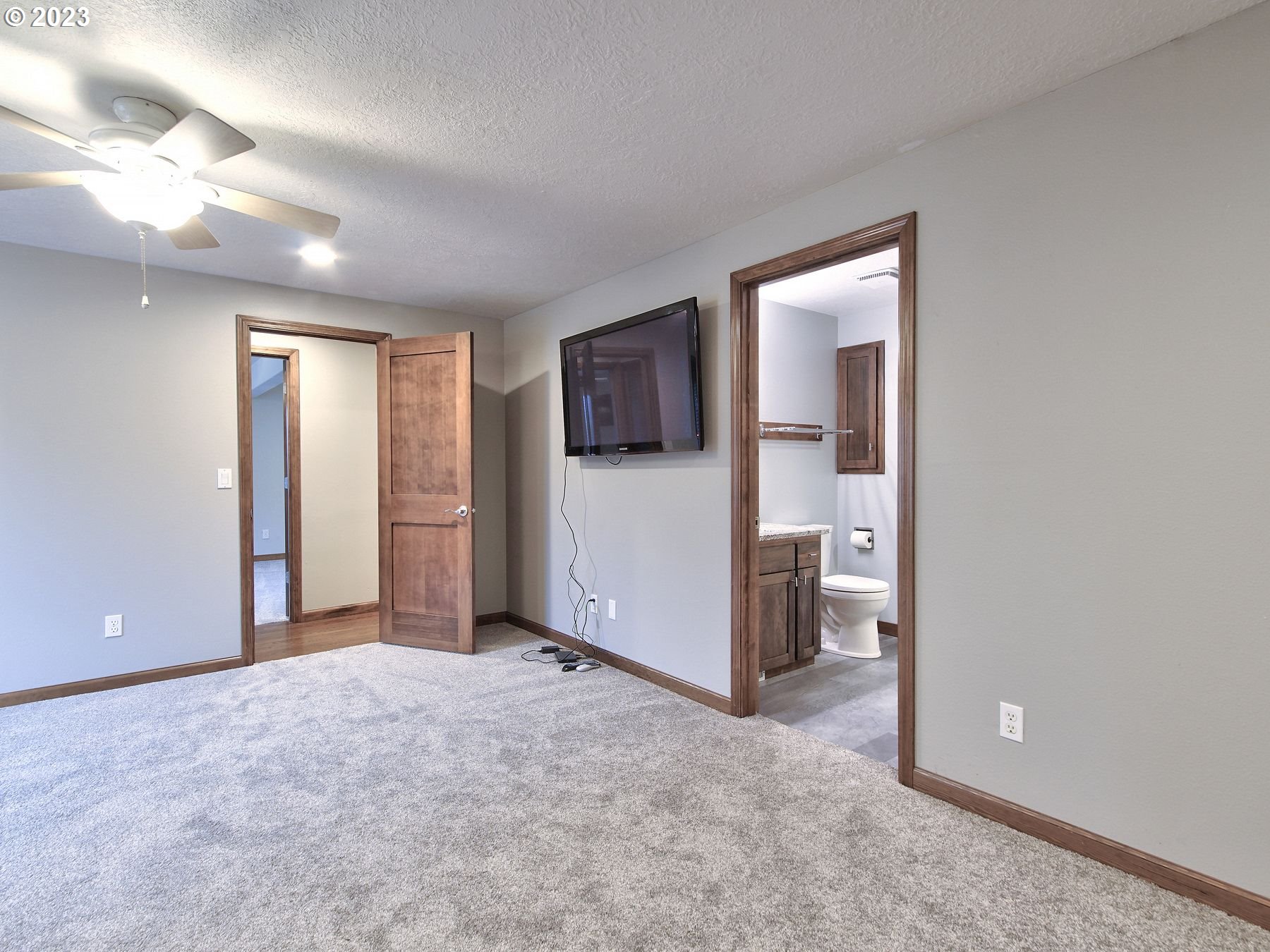 32840 South Meridian Road Woodburn, OR 97071 - Photo 19 of 32 a view of an empty room with closet and bathroom
