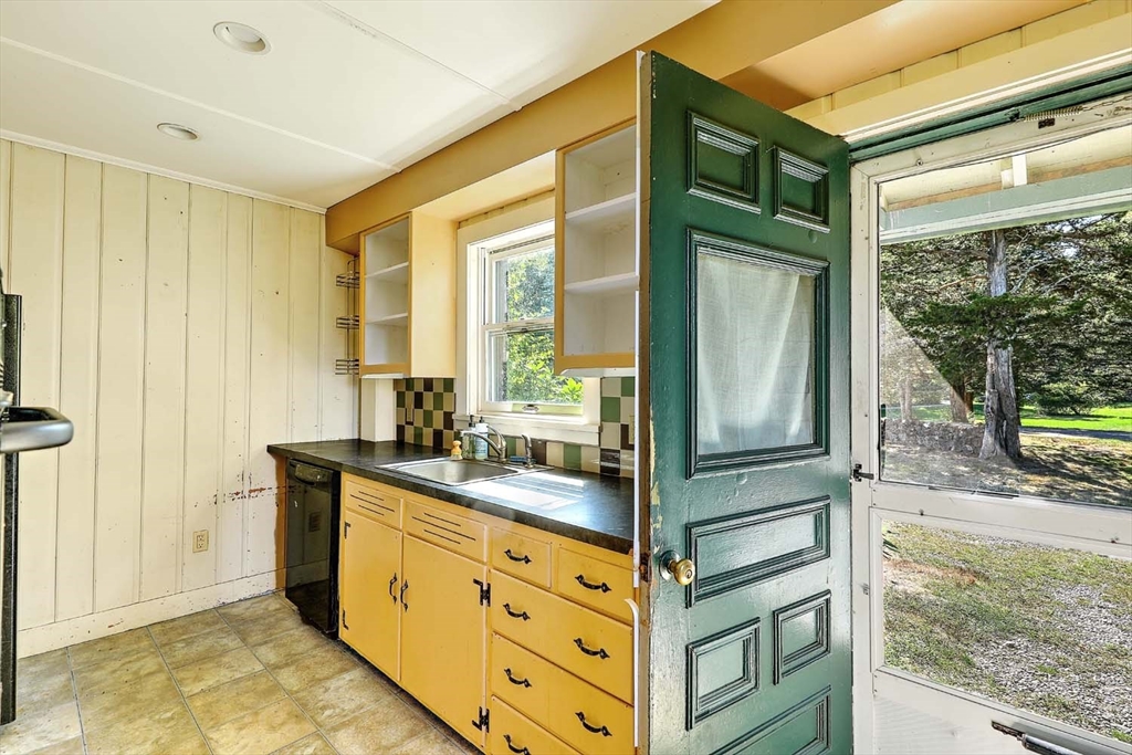 984 Drift Road Westport, MA 02790 - Photo 11 of 29 Gallery Image 11