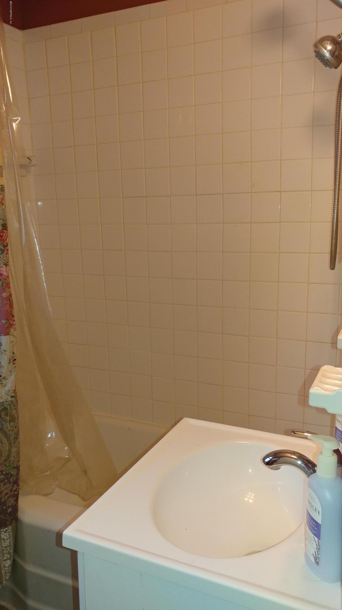 3688 Cascade Road Jacksonville, FL 32207 - Photo 15 of 18 Newer white tile surround