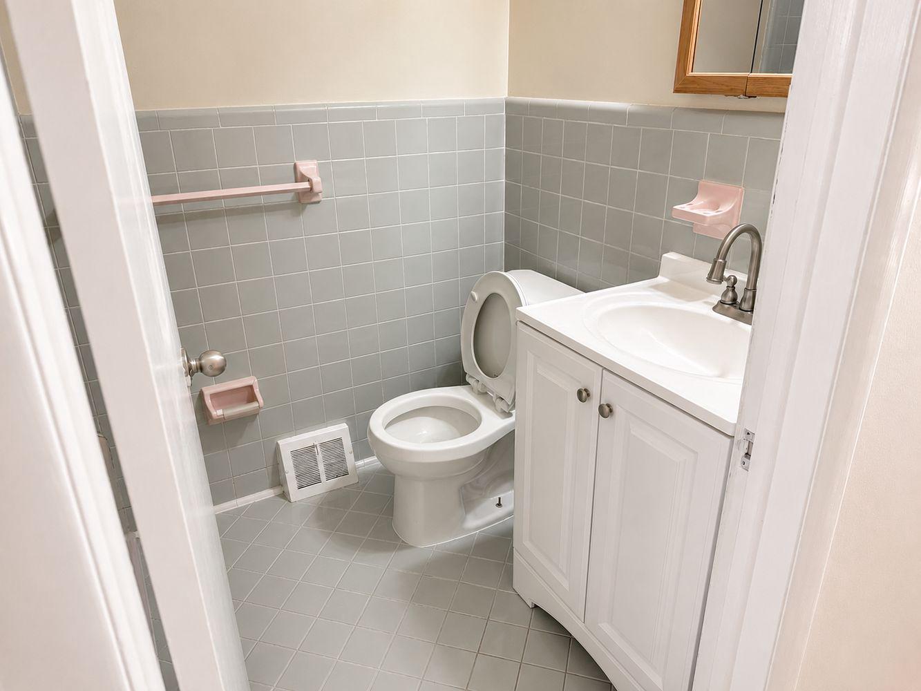7818 Merion Avenue Upper Darby, PA 19082 - Photo 10 of 11 Full bath