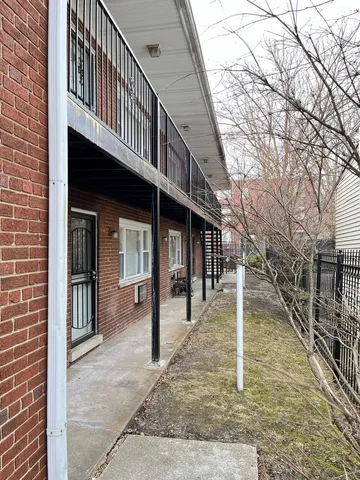 a view of a house with backyard and trees