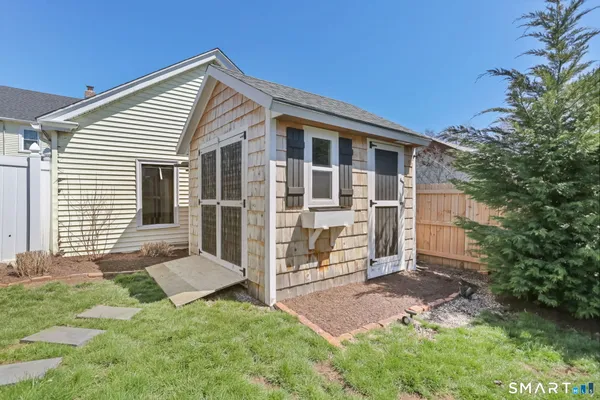a view of a house with backyard and garden