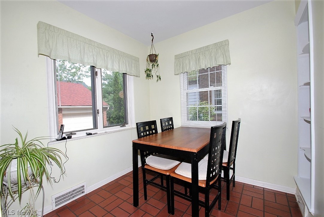 2555 Milton Road Cleveland, OH 44118 - Photo 7 of 14 Eating Area in Kitchen with built ins.
