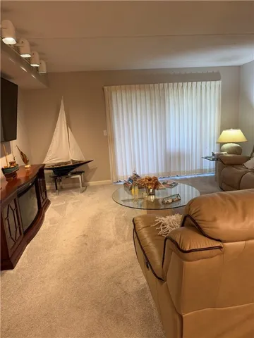 $2,000 | 650 East Greenwich Avenue, Unit 207, West Warwick, RI 02893