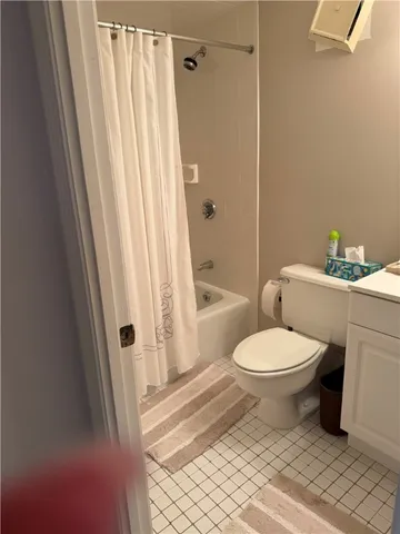 $2,000 | 650 East Greenwich Avenue, Unit 207, West Warwick, RI 02893